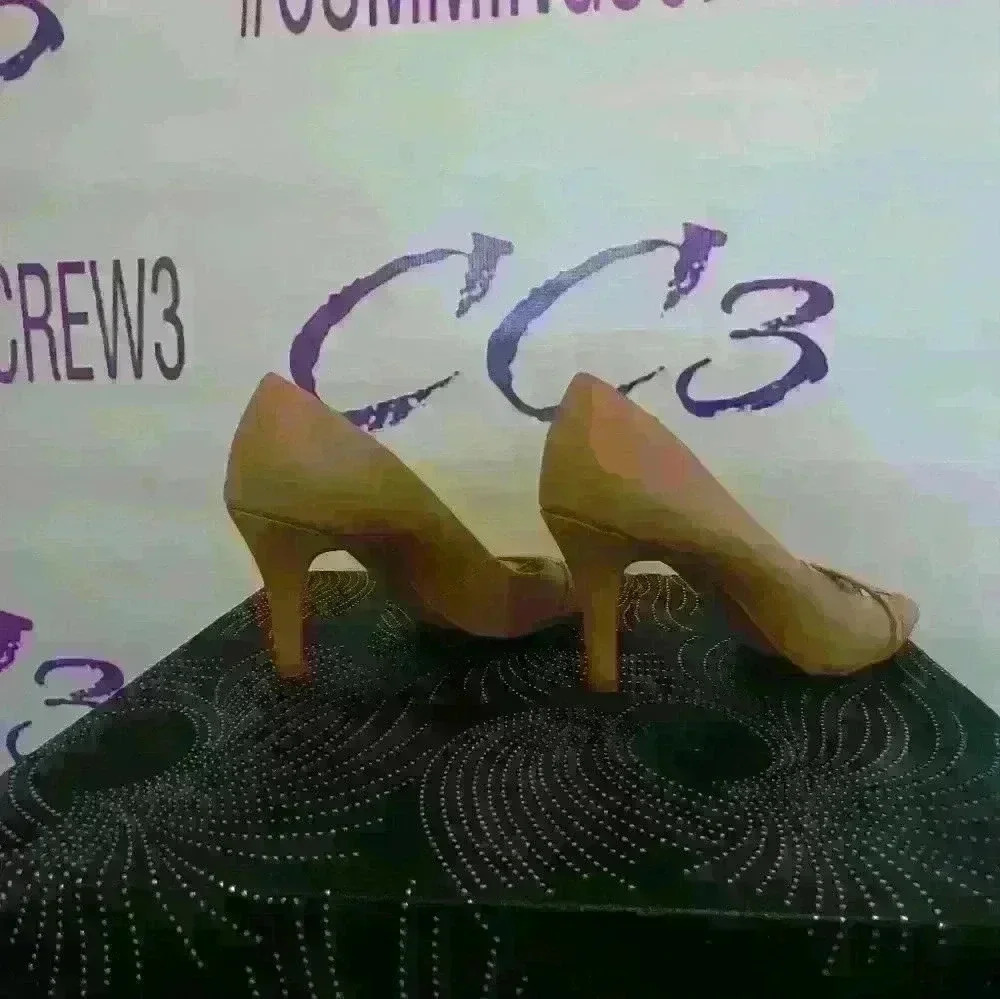 Delflex comfort beige and gold women's high heel pumps size 9 and 1/2 - Picture 11 of 11